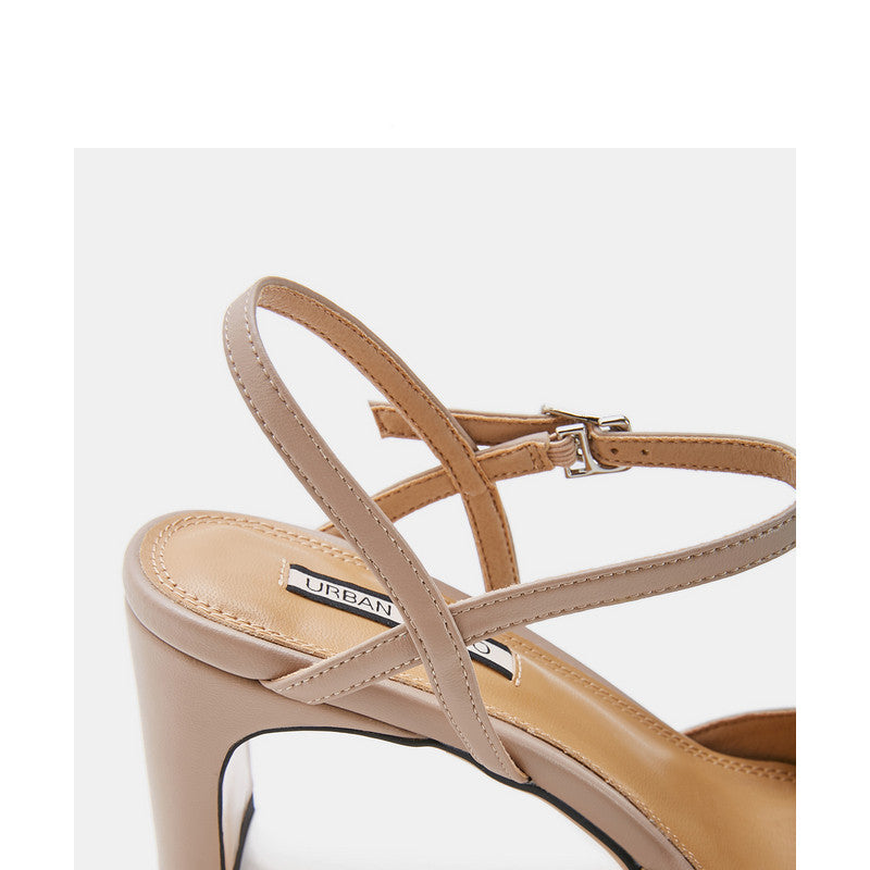 Vita mid-höga sandaler