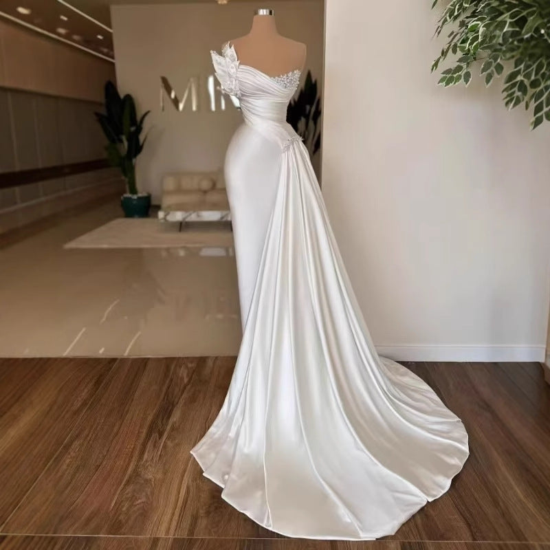 Vit gracefull satin bröllopsklänning